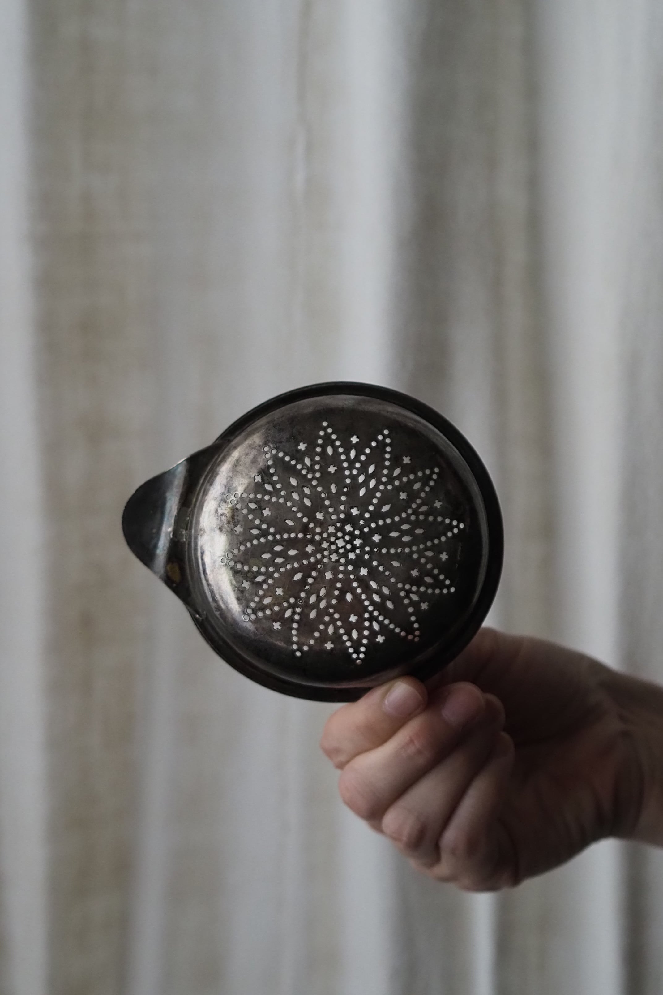 花型透かしのティーストレーナー-antique tea strainer | アンティーク