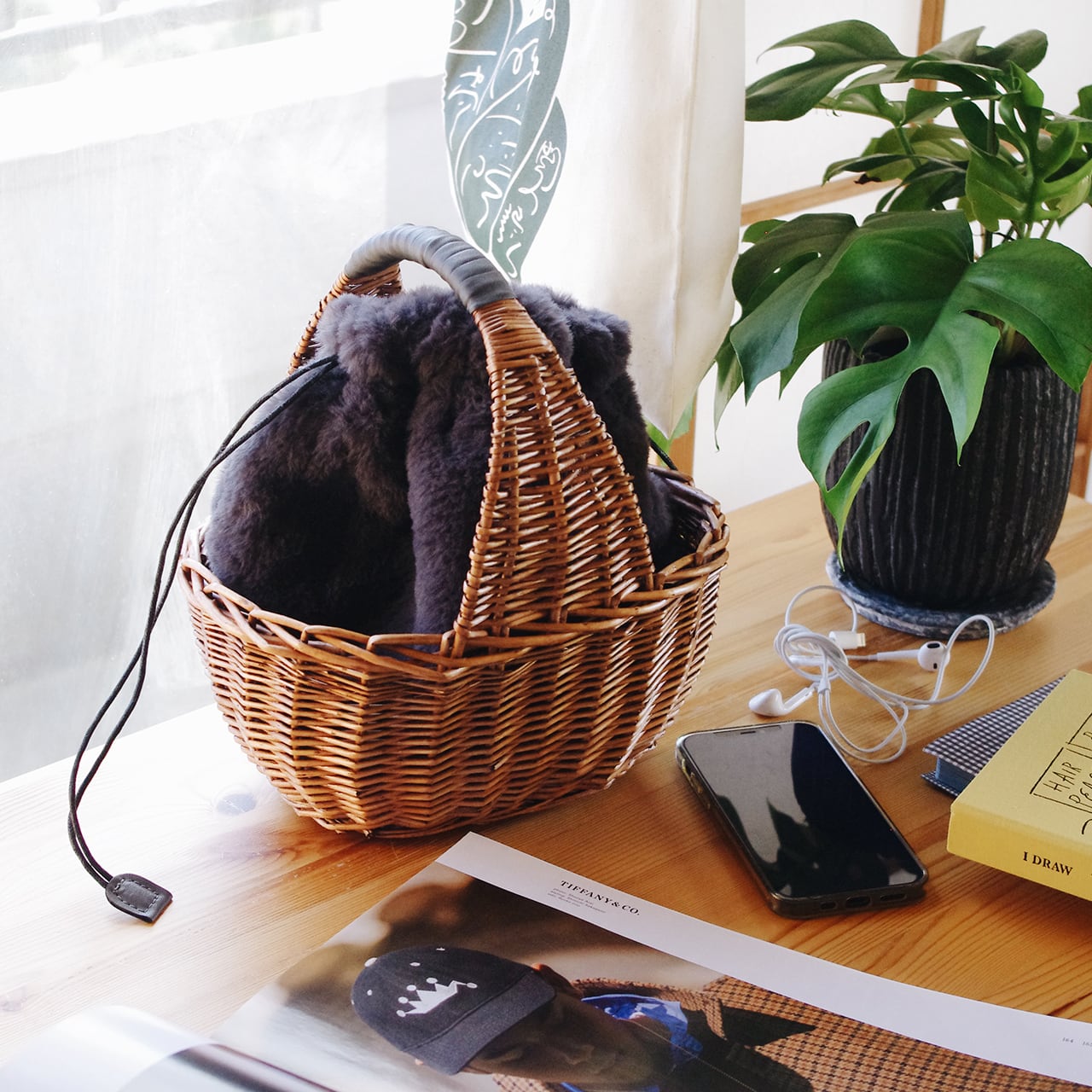 Basket bag with fur drawstring (charcoal)