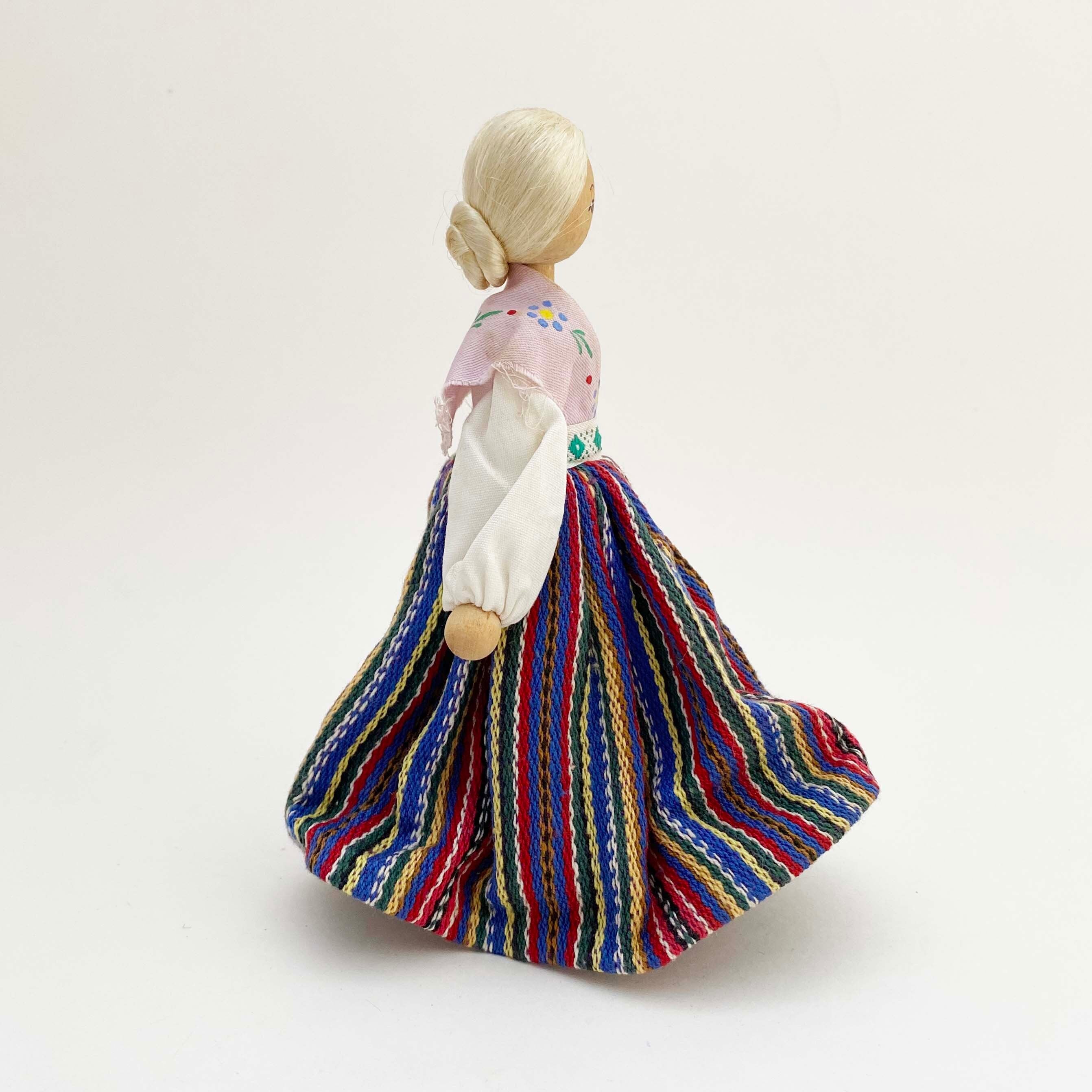 エストニアSALVO人形　ヴィンテージ民族衣装の貴婦人（ヴィルマー）