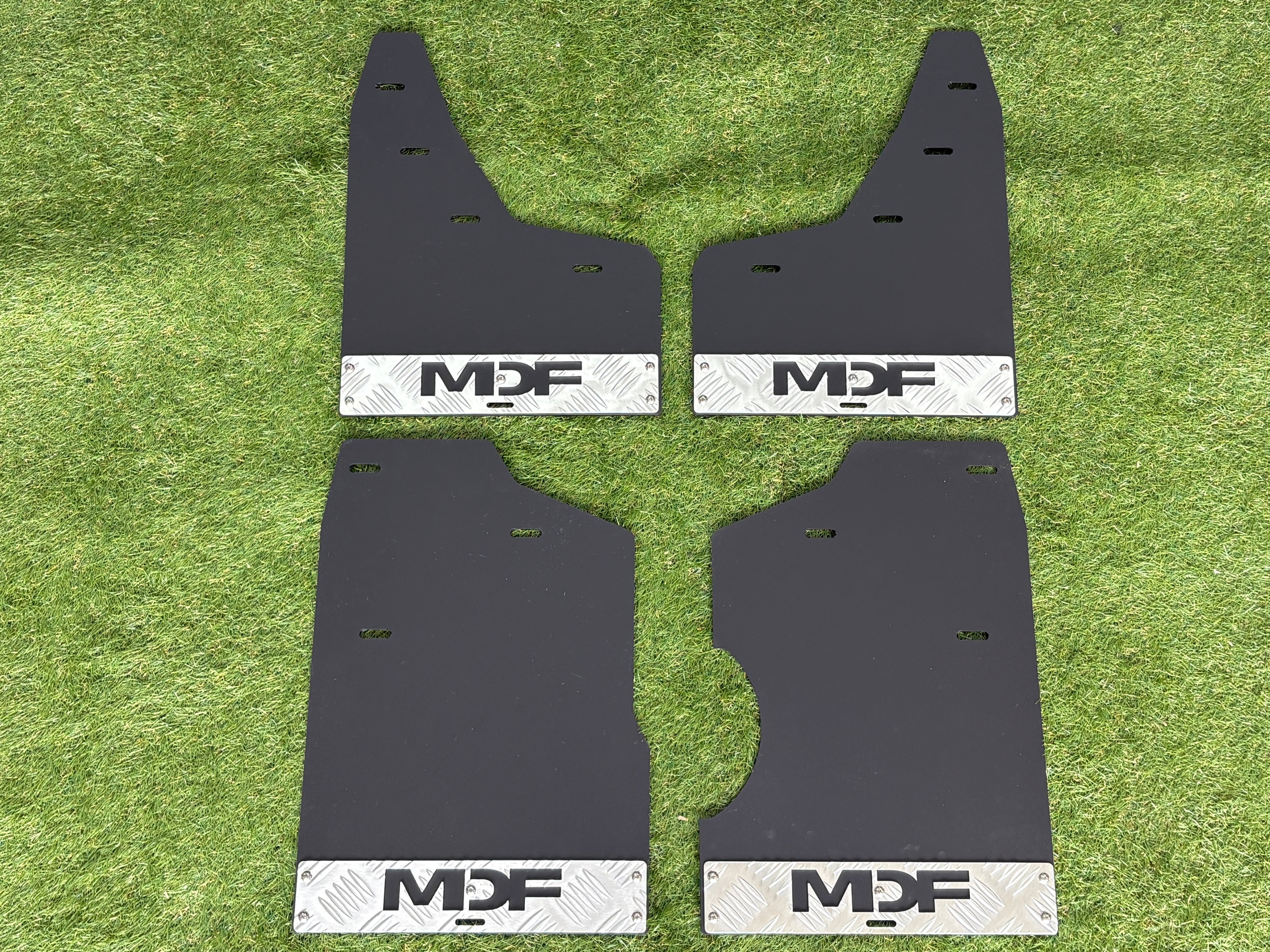 MDF 26型 デリカD:5専用オリジナルマッドフラップ（ブラック×シルバー
