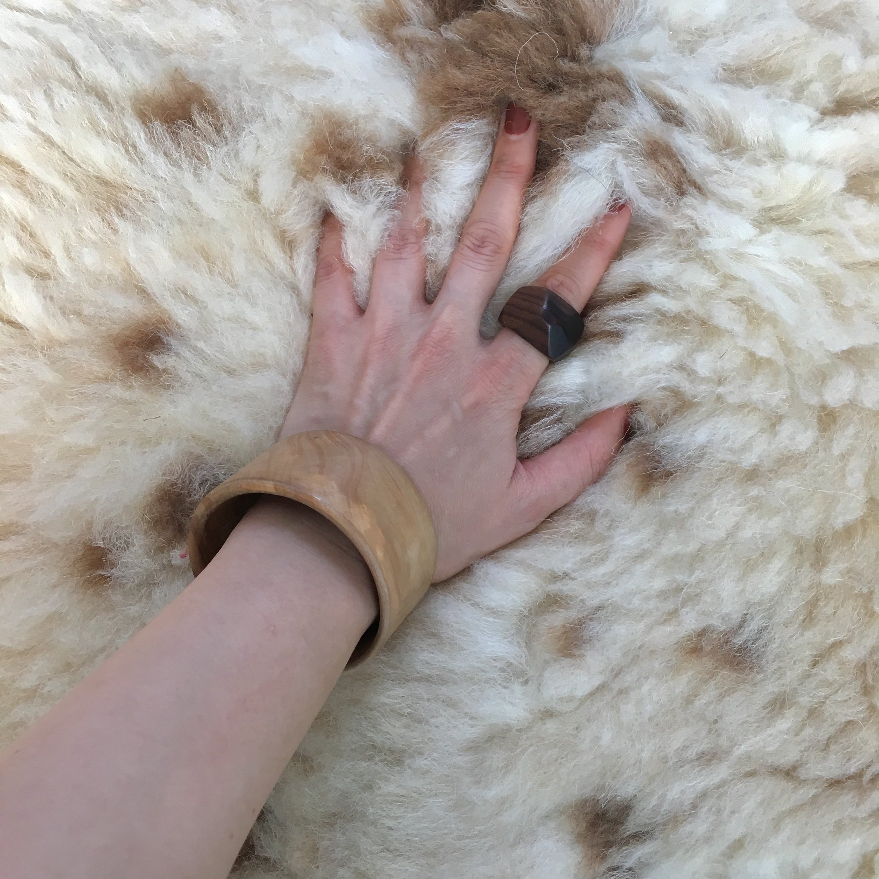 仔羊のムートンラグ 天然色 | モロッコの暮らしと手しごと