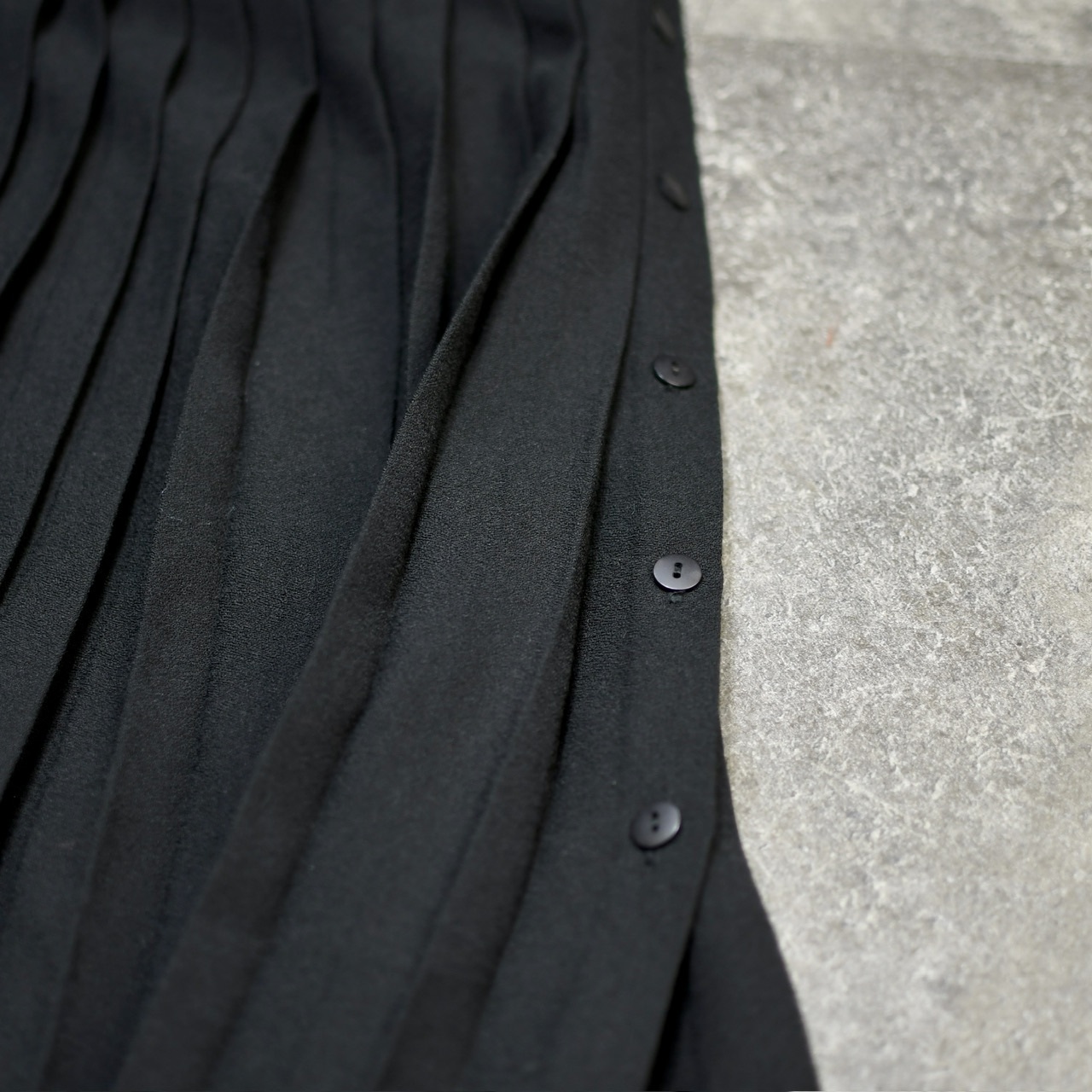 black pleats skirt
