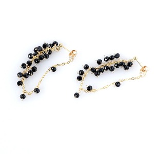 揺れるブラックスピネルの房チェーンピアス 14KGF シックエレガント