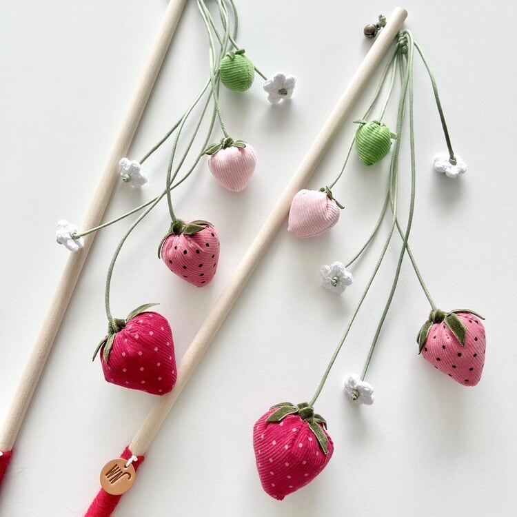 現品限り】じゃれねこチャンと黄いちごチャーム 現品限り】じゃれねこ