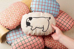 「パグまくら:こぶた寝」〜パグのまくらにちょうどいいダイカットクッション〜