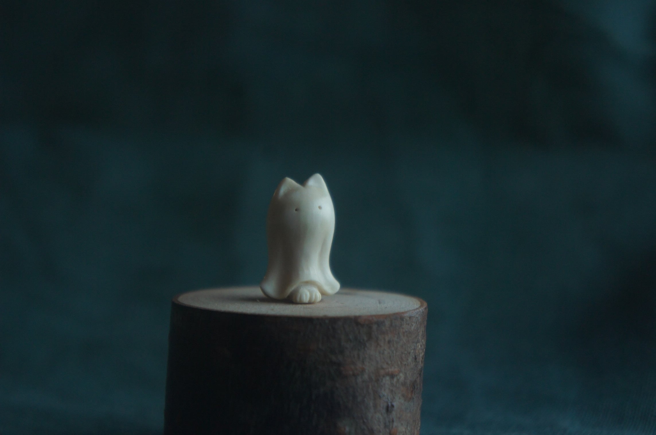 鹿角彫刻「まどろみ牡鹿」根付 | deer bone 