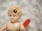 赤い薔薇を持ったプラスチックドール 画像7