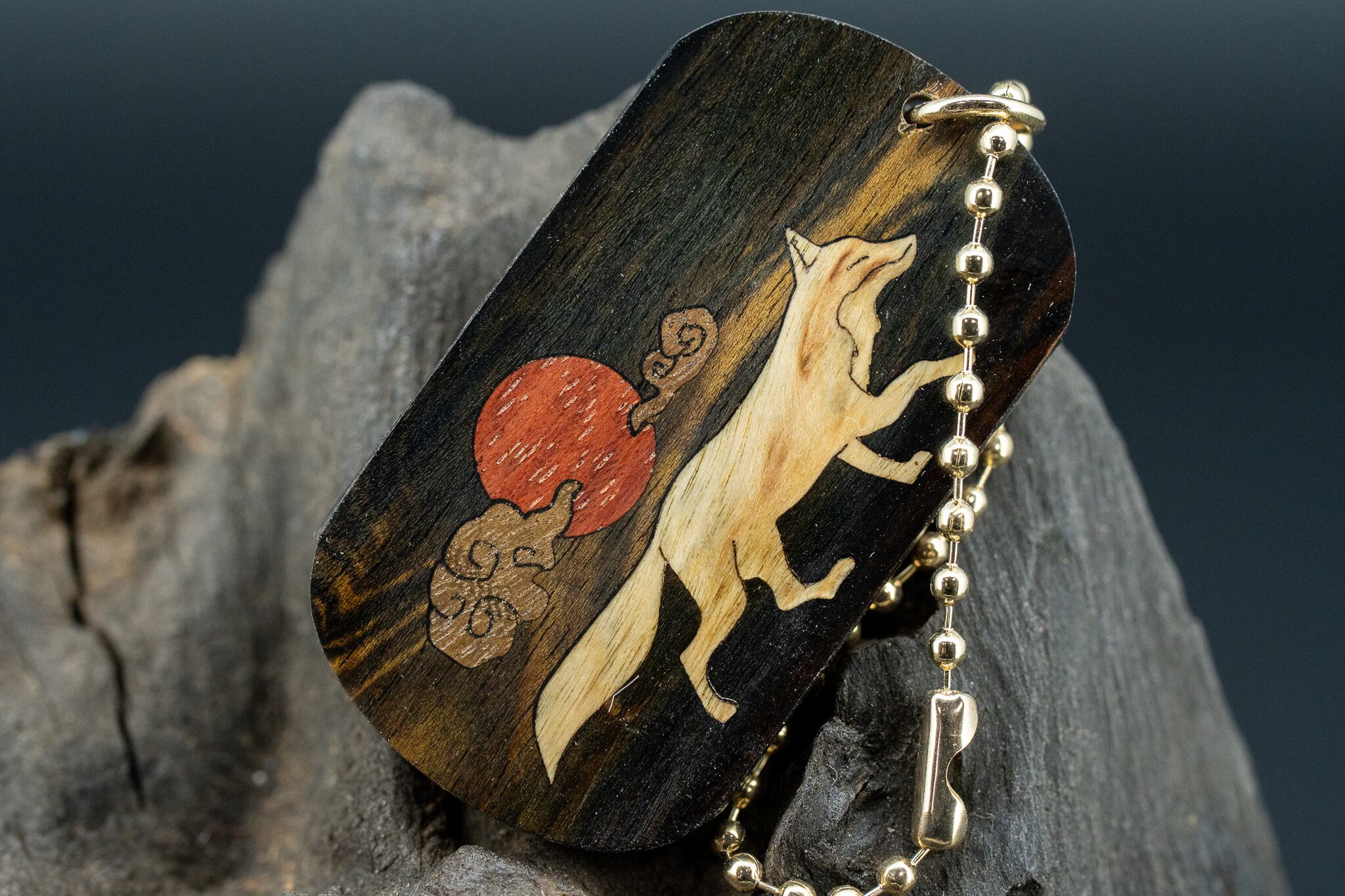 【幻の銘木】 青黒檀 ドッグタグ 象嵌 十五夜きつね