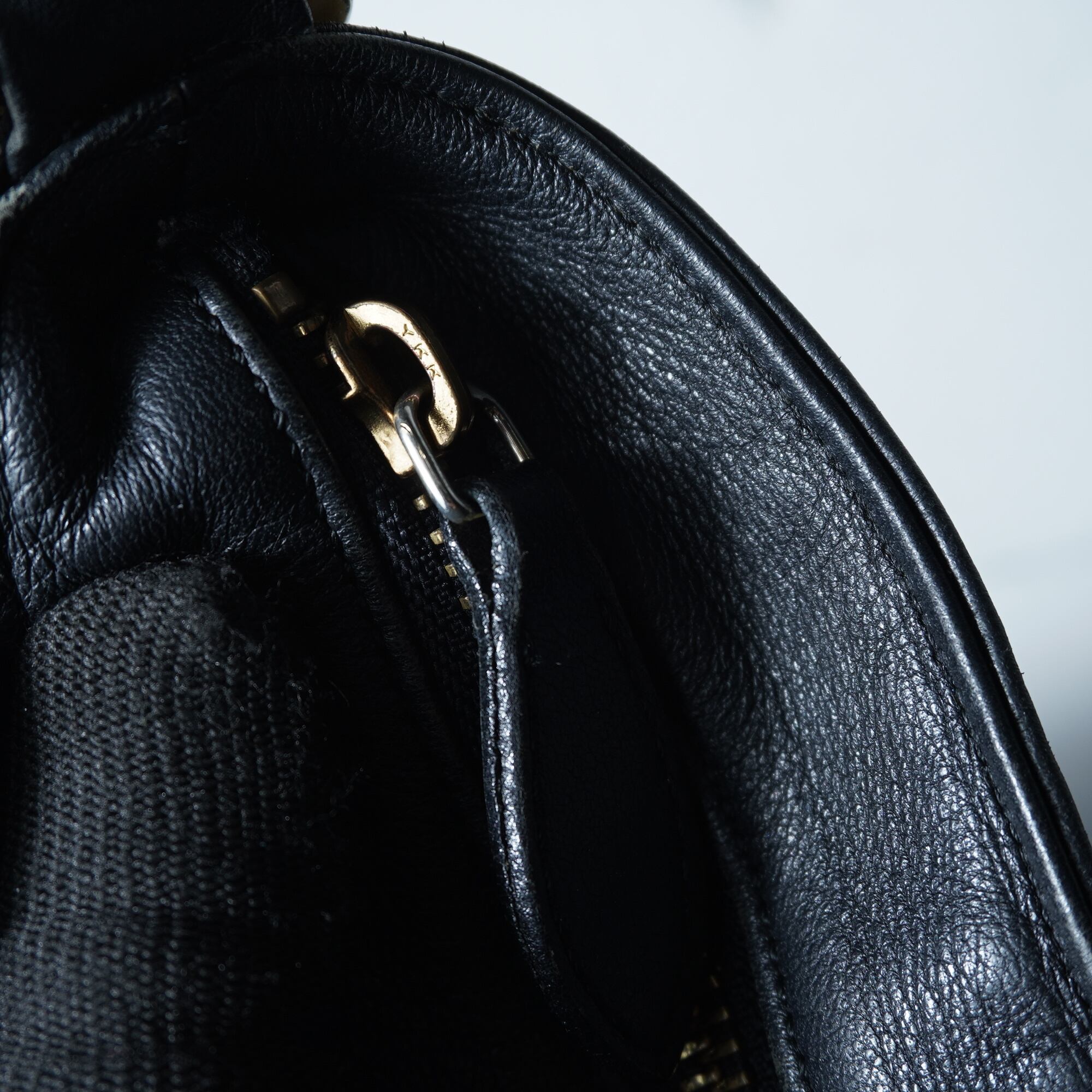 Courrèges】クレージュ エンボスロゴレザーショルダーバッグ black