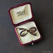 アンティークジュエリー 天然ロードライトガーネット リボン ブローチ (ソーティングメモ付)