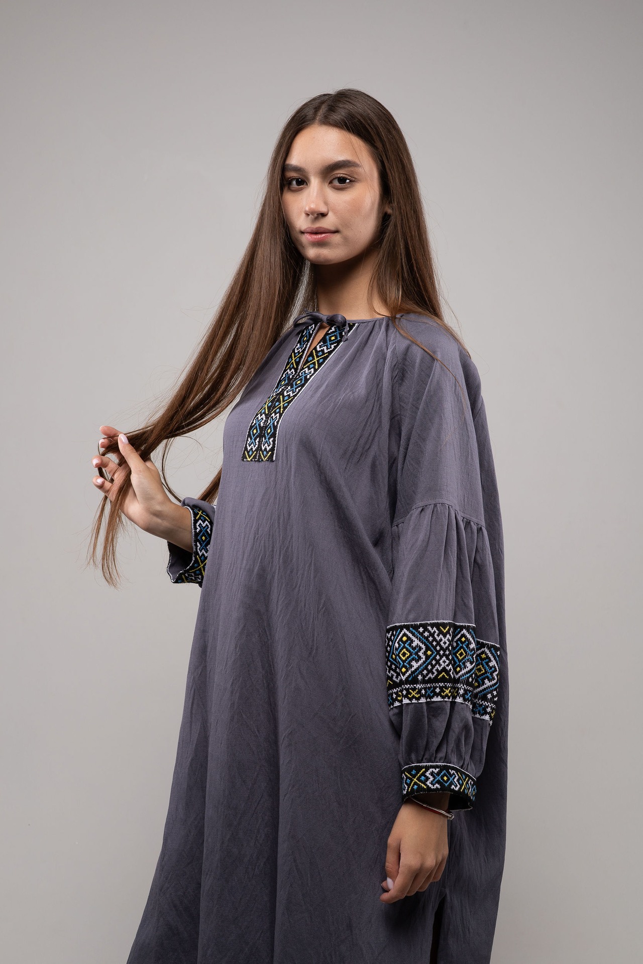 ウクライナ刺繍ヴィシヴァンカ グラージュ・ニジンカ（平行縫い）　手刺繍　ワンピース　麻　レディース・フリーサイズ - 8