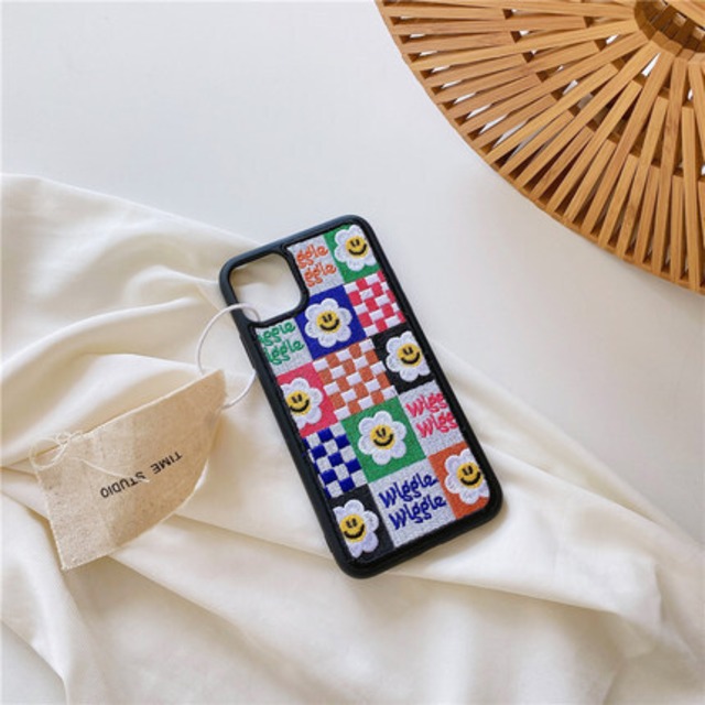 【iPhoneケース】スマイルフラワー刺繍（正方形・ひし形）  [or05]