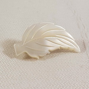 小さな葉っぱのブローチ (x-74)