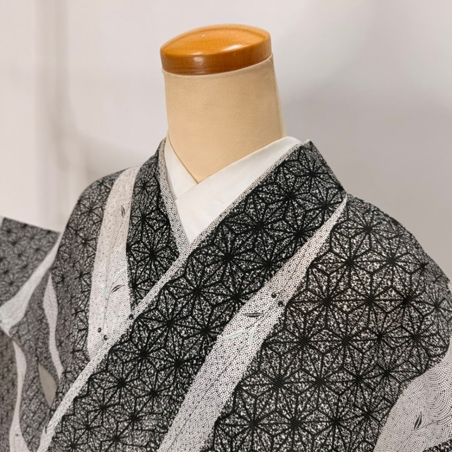 小紋 夏 絽 夏用 幅広 大きい 洗える着物 裄68.2cm 身丈167cm 花柄 お洒落着 普段着 ポリエステル 黒  美品 L サイズ 6150