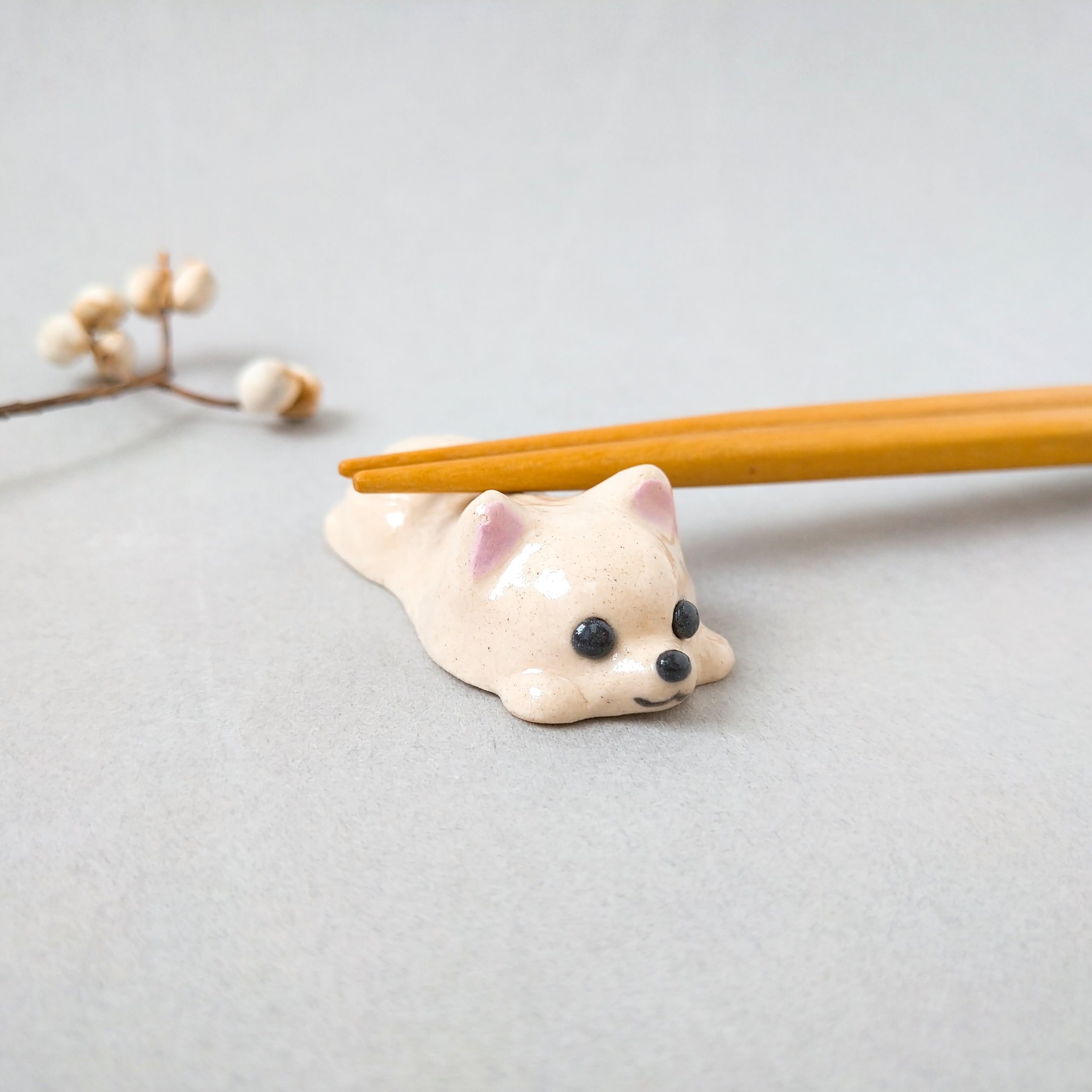 チワワの箸置き(クリーム色）伏せ | 陶器のことり