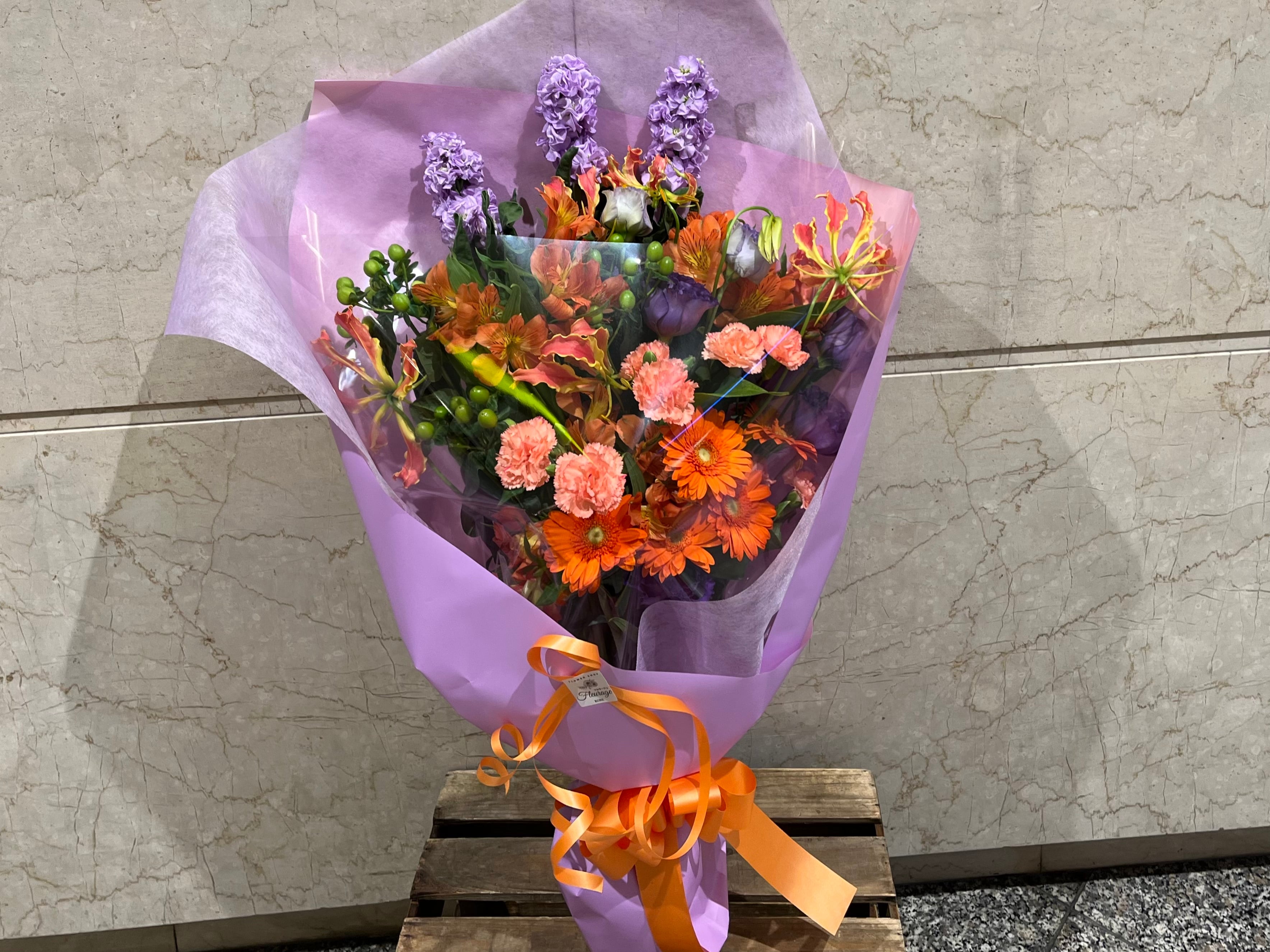 見栄えのする華やか花束(オレンジ×パープル) | フラワーショップ フル