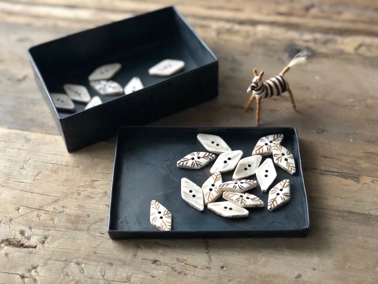 柄入りボタン ダイヤ型 中 3個セット