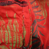 フラダンス 衣装 ワンピース ドレス メネフネプランテーション レッド系 MENEHUNE PLANTETION フリル スリット パフスリーブ かわいい 華やか 鮮やか 明るい 赤 黒 ハワイアン アロハ ハワイアンプリント フラ ダンス レッスン 練習