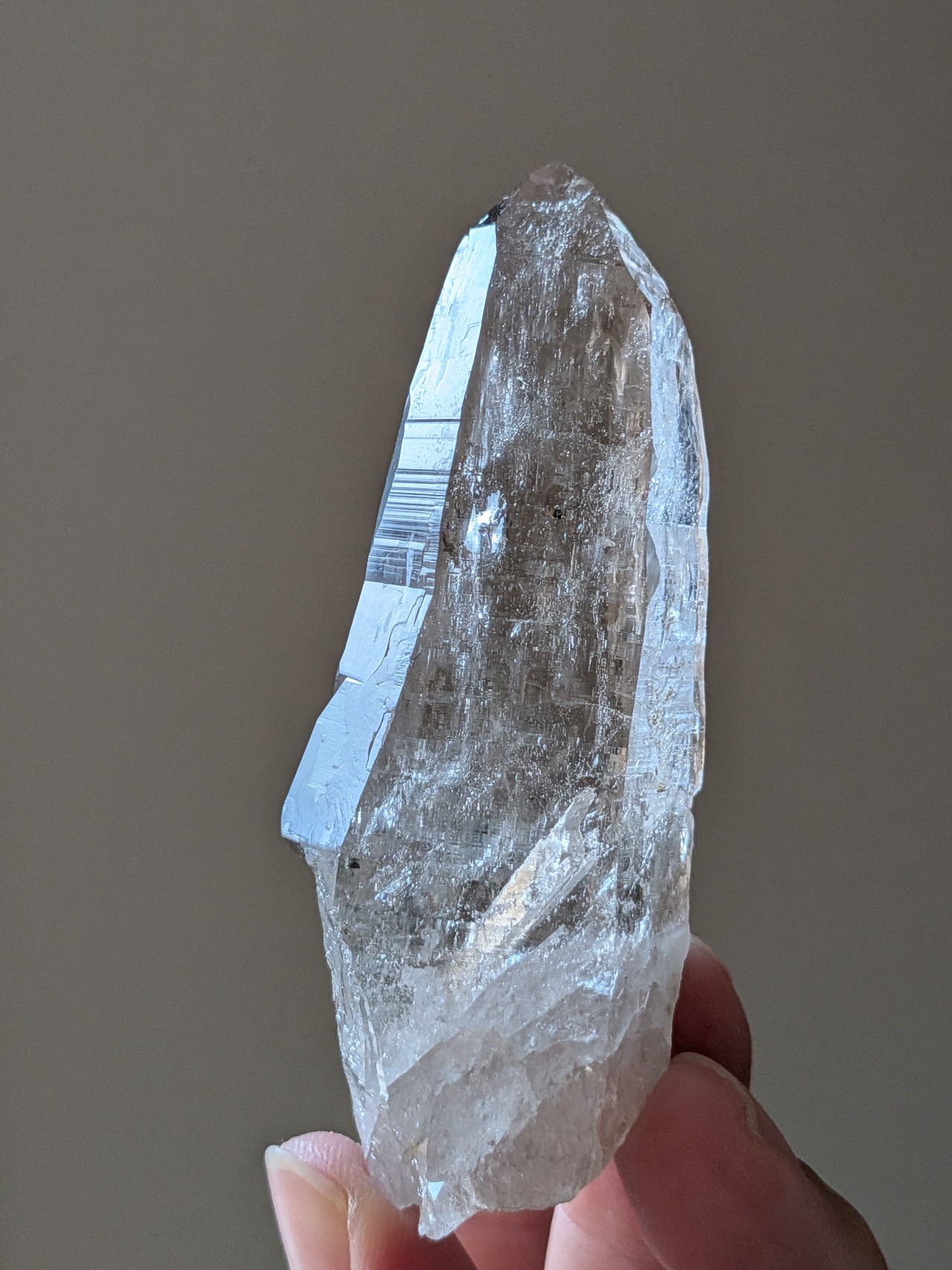 ヒマラヤ水晶（貫入水晶・赤鉄鉱共生） ⭓ ポイント原石 ⭔ ネパール・ガネーシュヒマール産