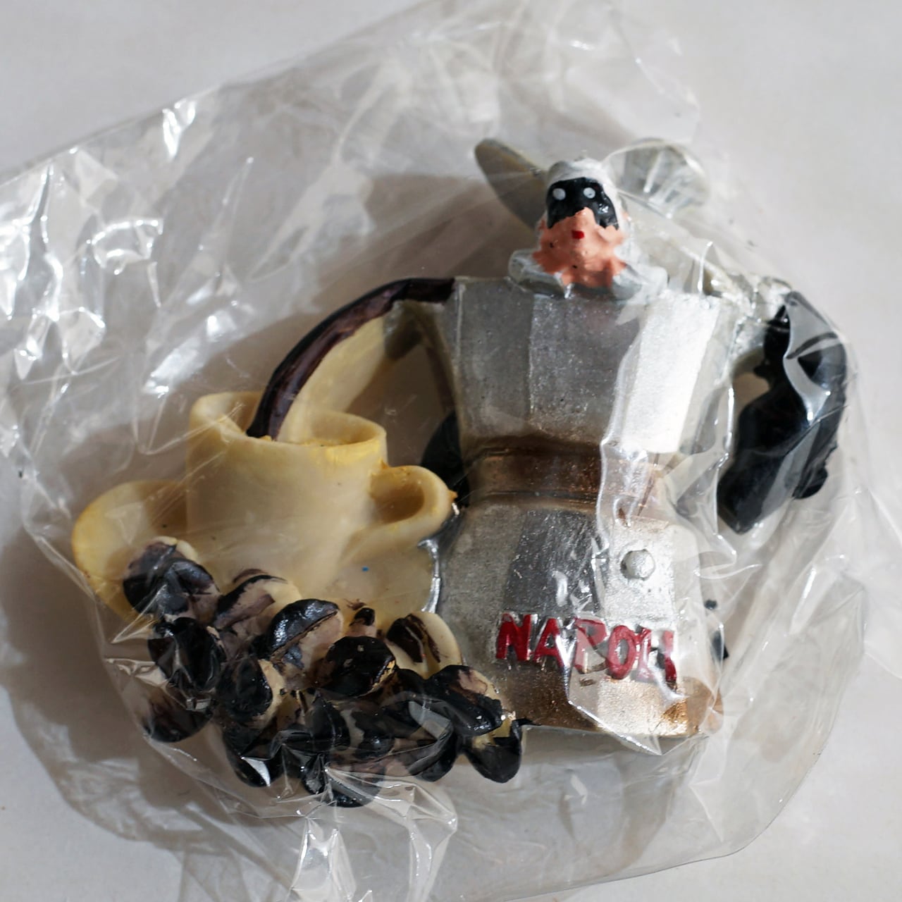 ナポリの幸運のお守り！ ー ピザを運ぶプルチネッラ-1 | ルカニア