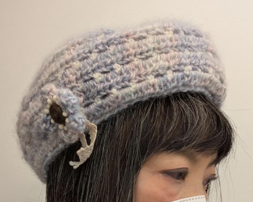 やさしいパステルブルーの帽子