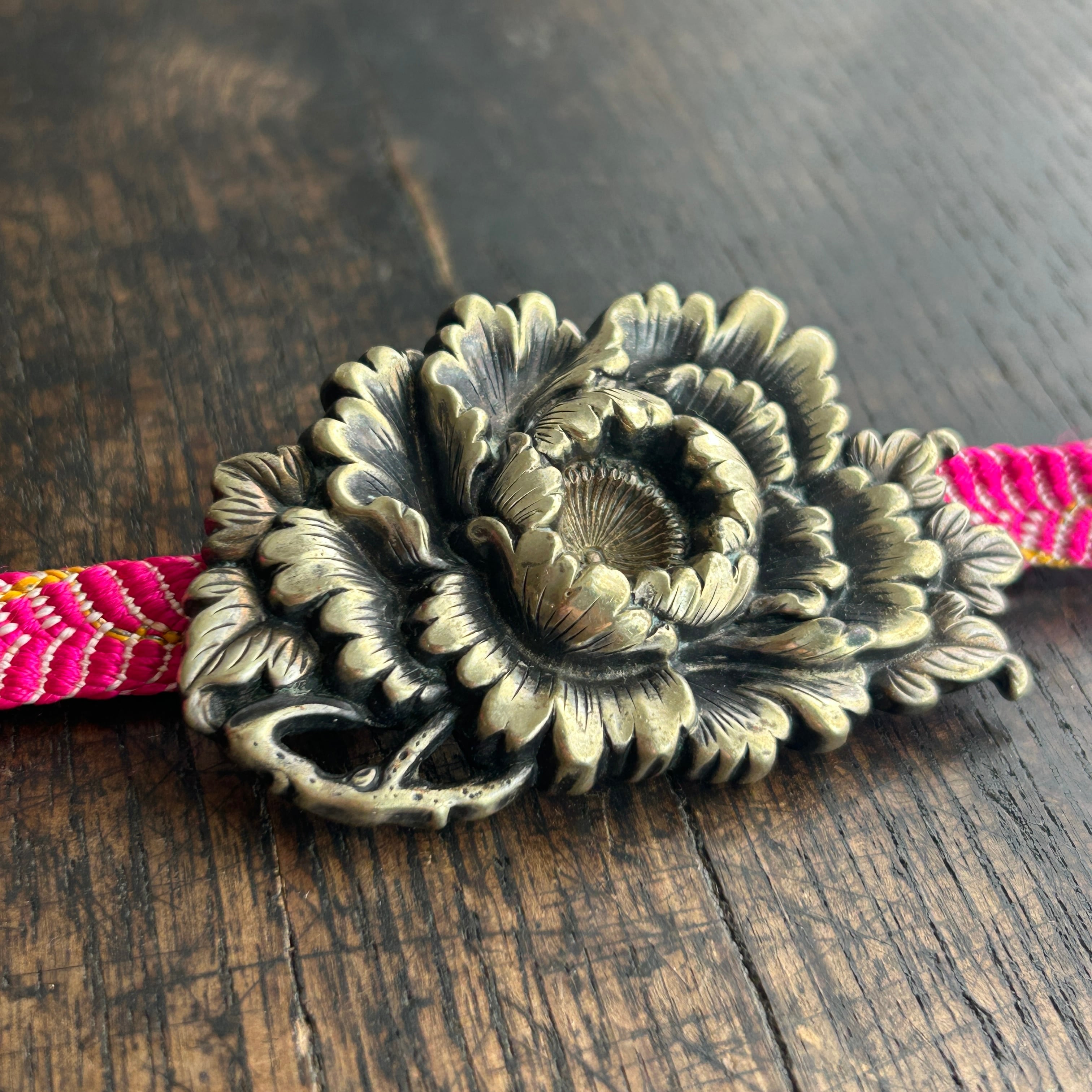 アンティーク　在銘　大きな牡丹の帯留め