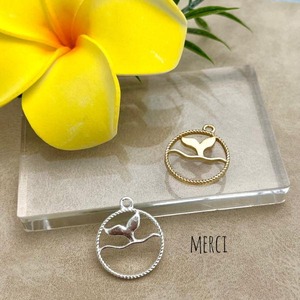 【2個】ホエールテールウェーブゴールドラウンドフレームチャーム/ハワイアン/波/クジラ