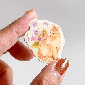 絵本みたいなブローチ『猫とスミレ』