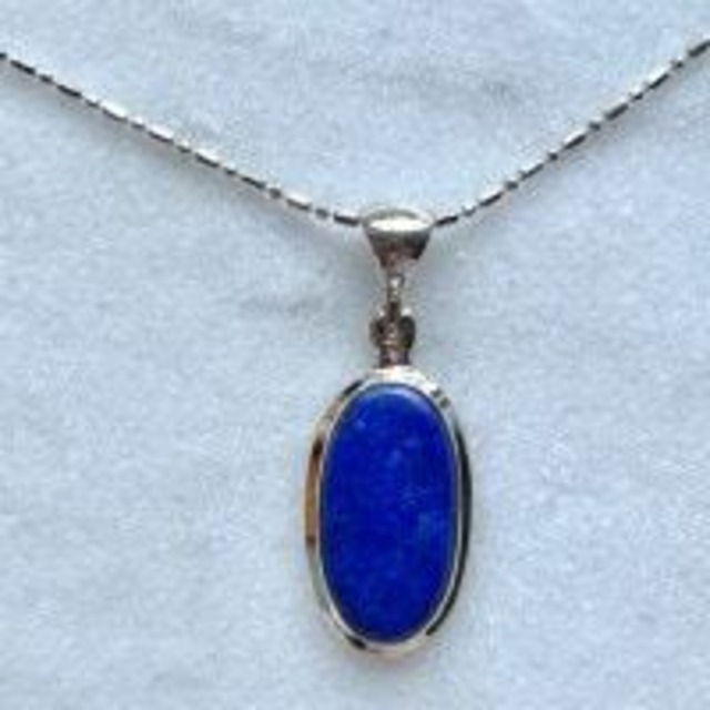 【超美石】ラピスラズリ　オーバル型　ペンダント（高級タイシルバーチェーンつき）　480