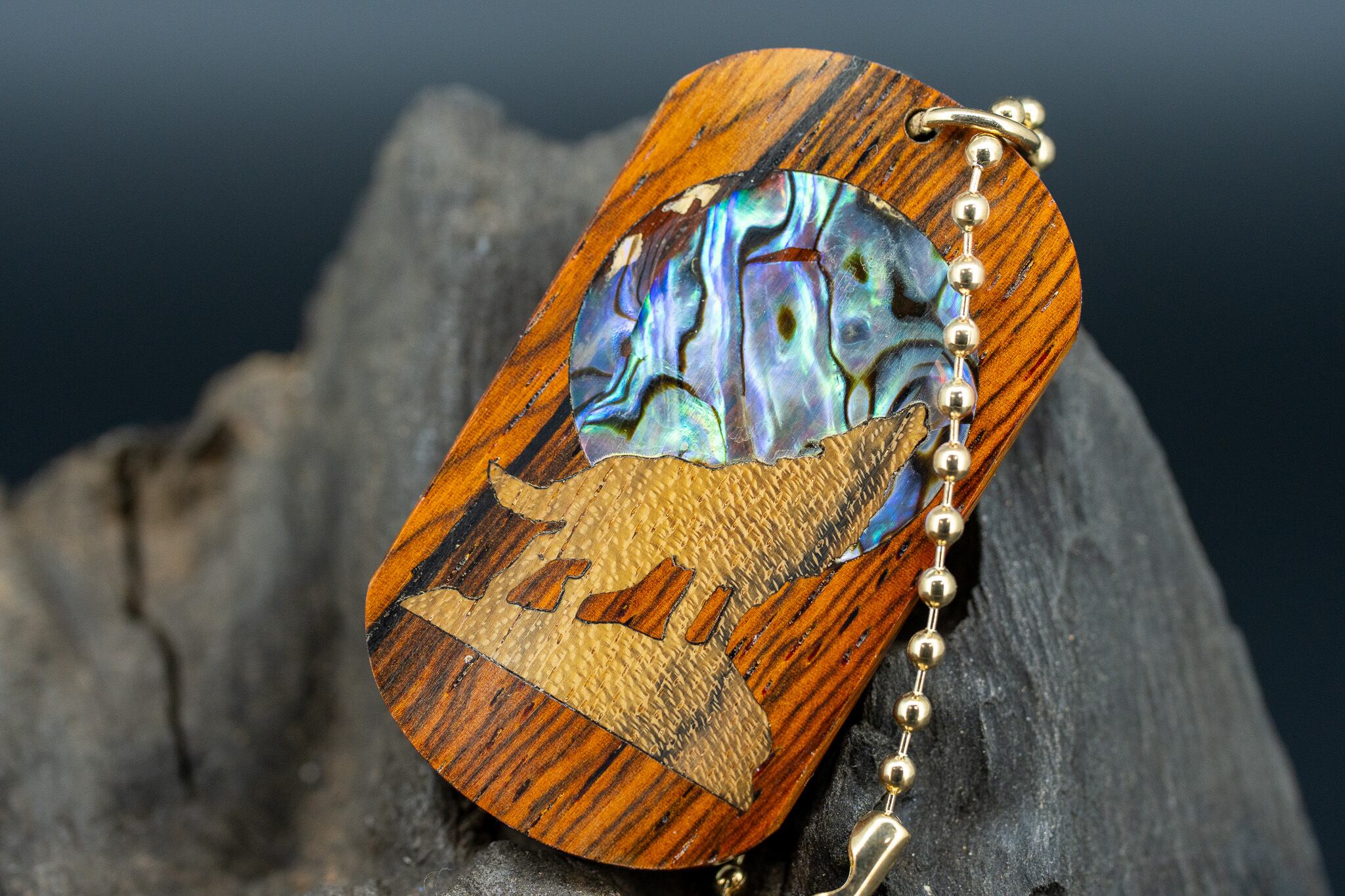 ※【 エスニックなローズウッド 】ココボロ ドッグタグ 木象嵌 月と狼