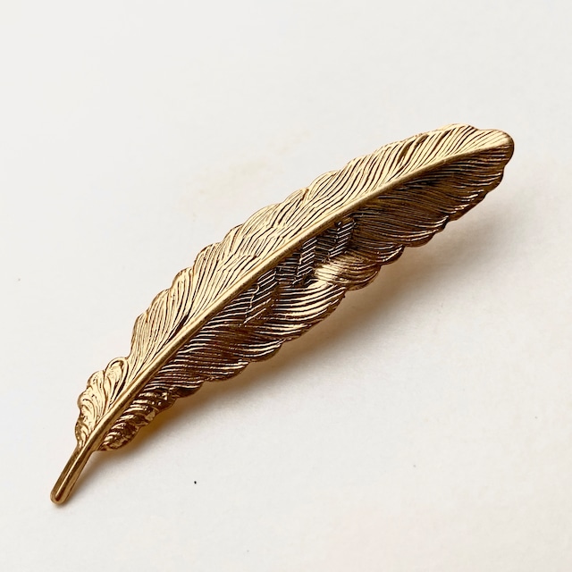 Brass charm brooch - S feather O-09