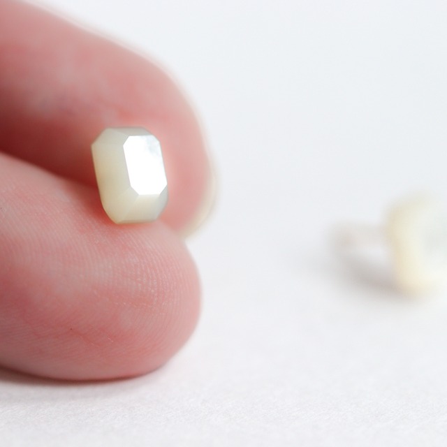 入園・入学イベントにも｜日常使いできるマザーオブパールの上品ミニピアス｜14kgf｜白蝶貝｜小ぶりスタッド