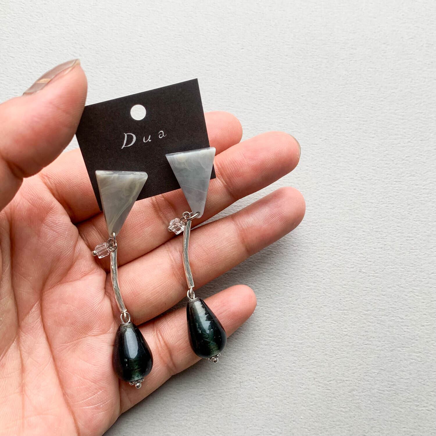 逆三角パーツとゆらゆらしずくビーズの〈ピアス/イヤリング〉 | Dua