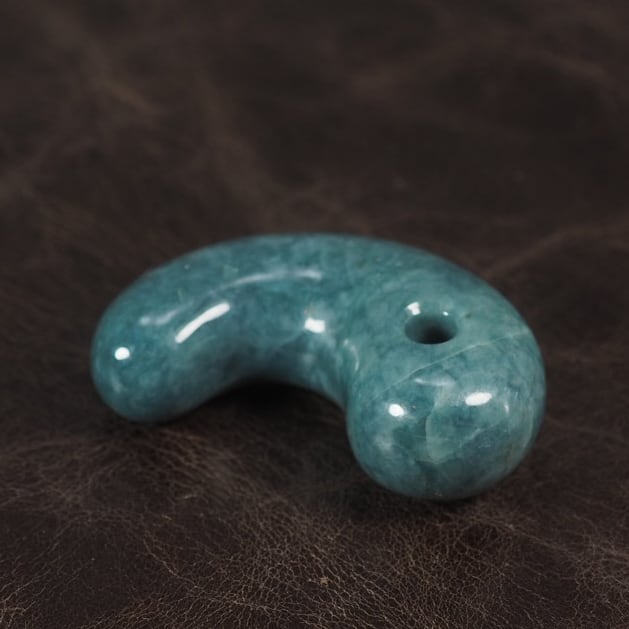 糸魚川翡翠 希少色 大所産 青翡翠 勾玉 15.1g Itoigawa Blue Jadeite magatama | URUWA 工房 うるわ  powered by BASE