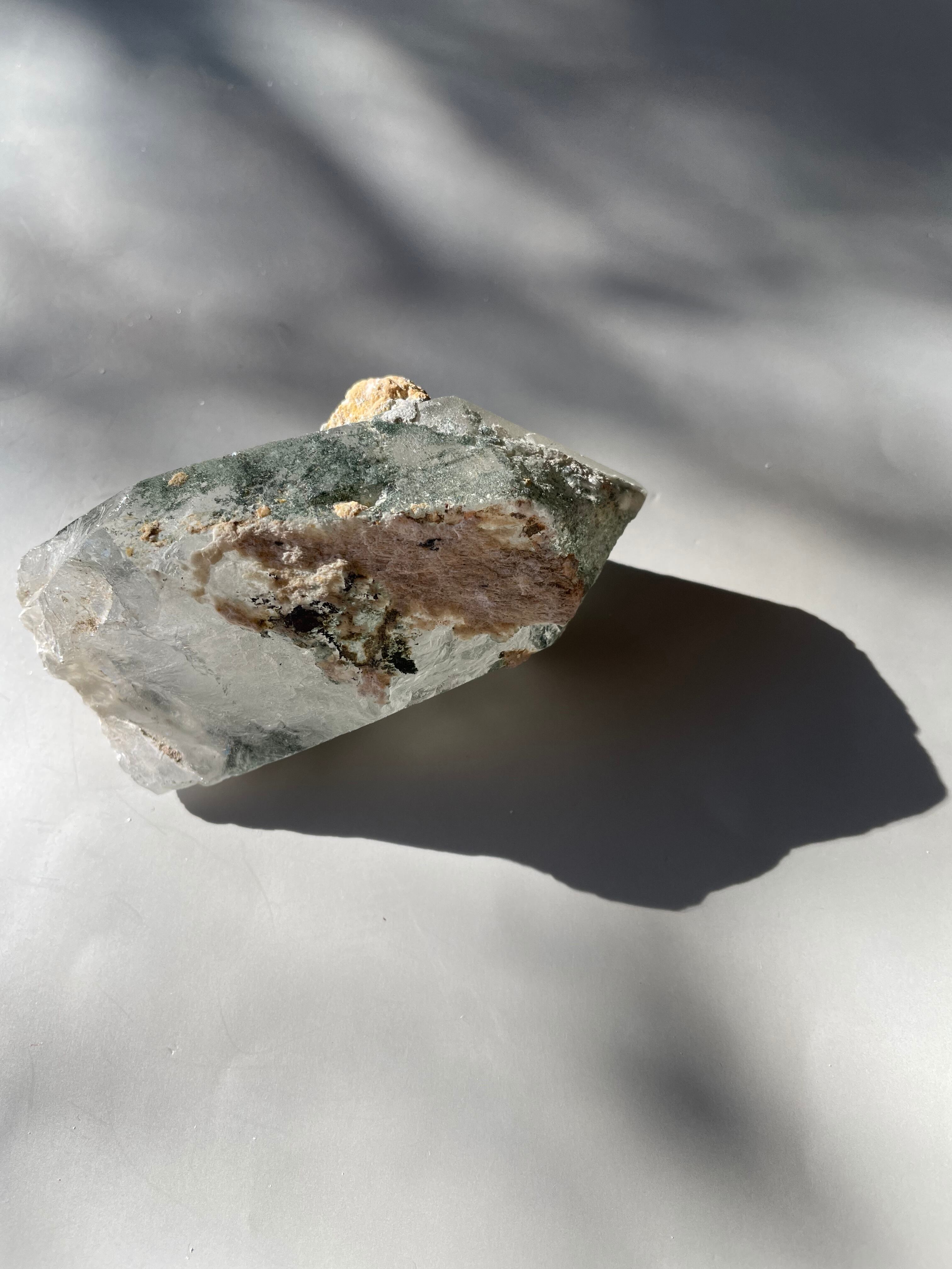 パキスタン　ギルギッド　スカルドゥ　パルディスタンス州産　エピドート共生クォーツ　DT　長石