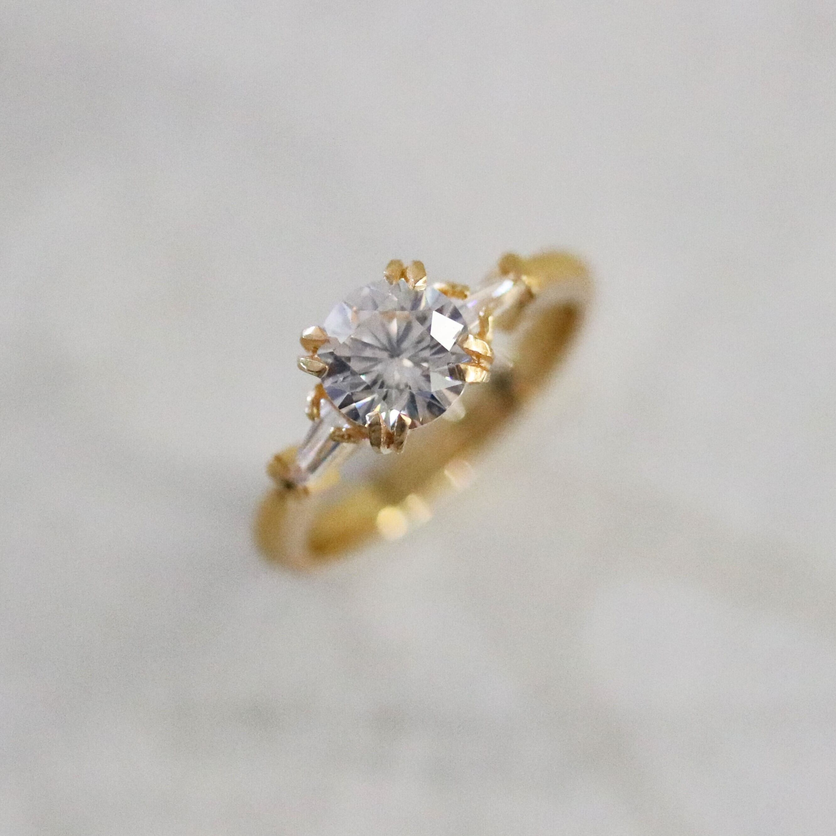 婚約指輪】1.0ct_テーパーダイヤモンド_K18YG | PAY ID