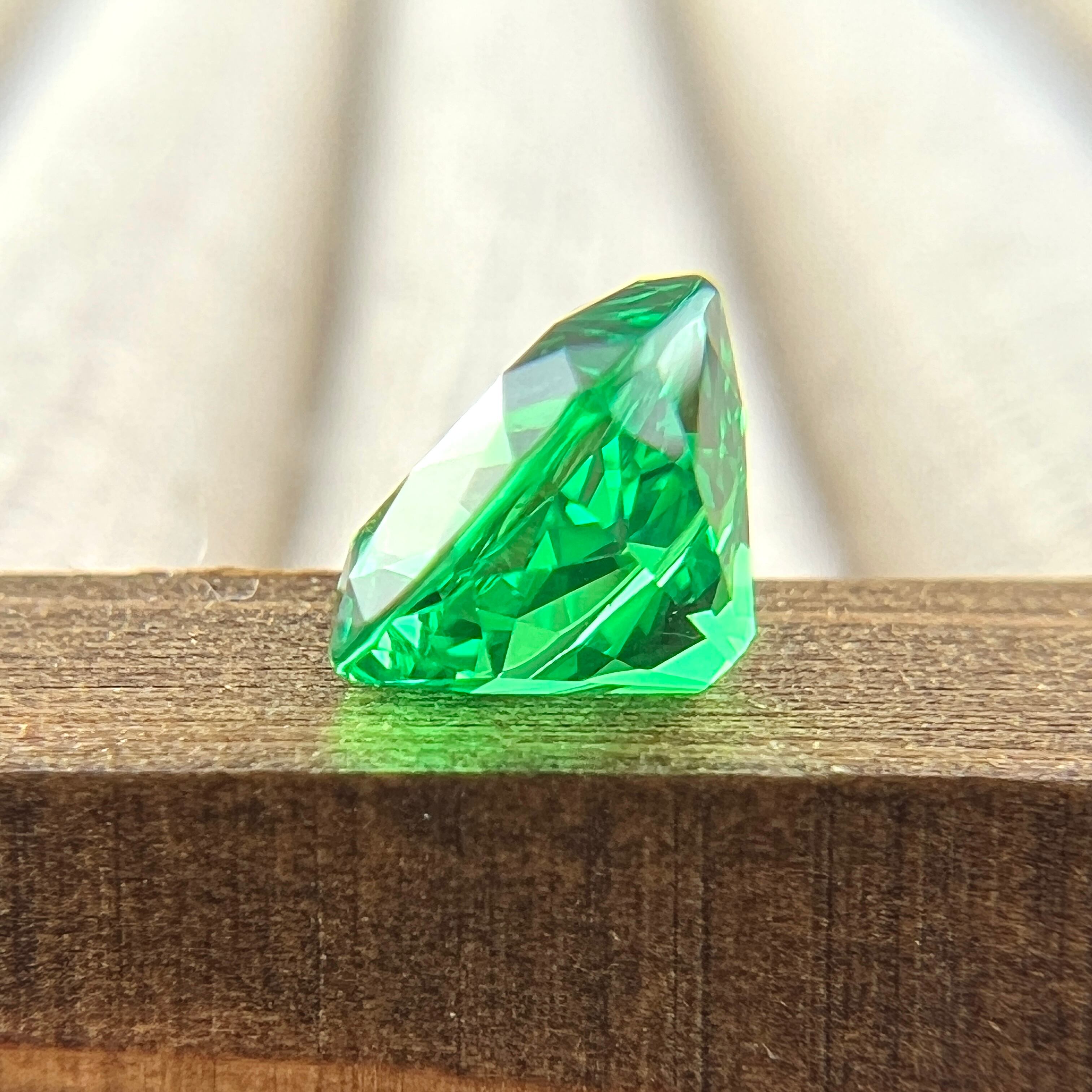 【ネオングリーン】YAG ガーネット オールドマインカットのルース