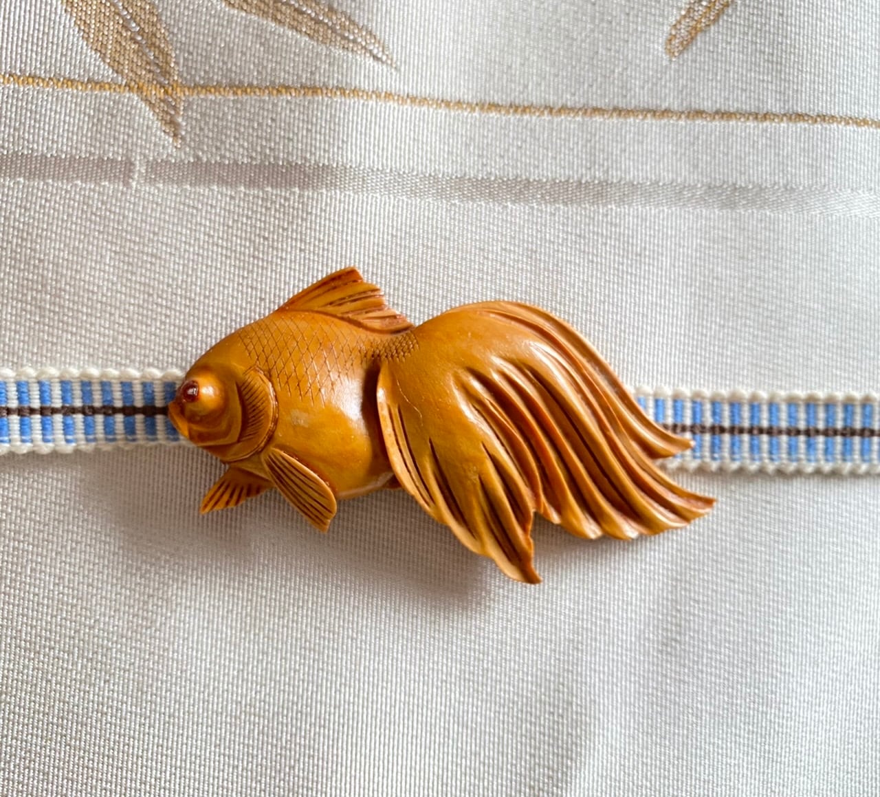 金魚の帯留め 木彫り | 初屋