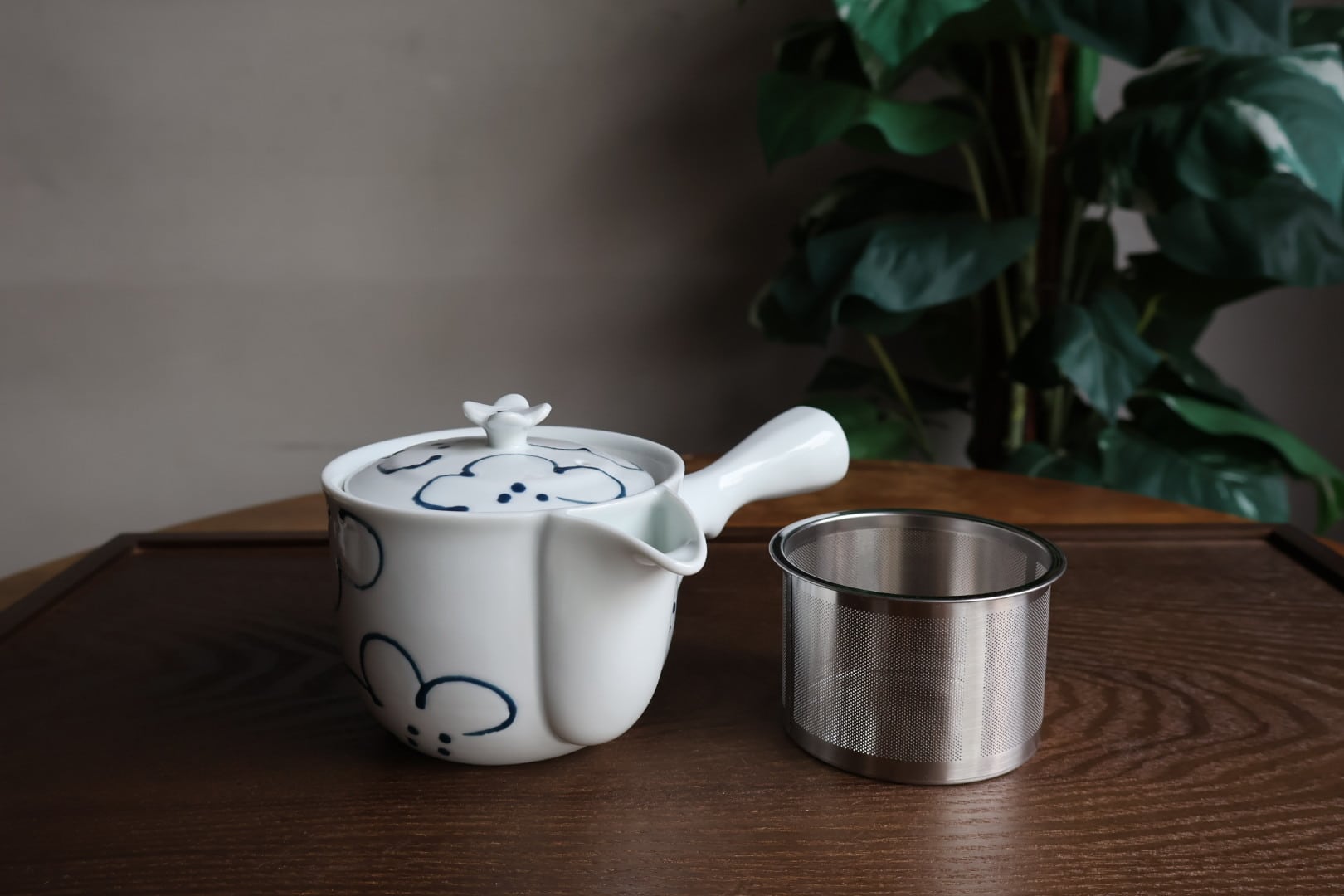 山口茂作 織部焼 耳付茶入 花鳥格子紋錦仕覆 濃茶器 共箱　V1032 織部耳付茶入 山口錠鐵造 古代名物裂 菊青海仕覆 共箱 : 茶道具商 越中