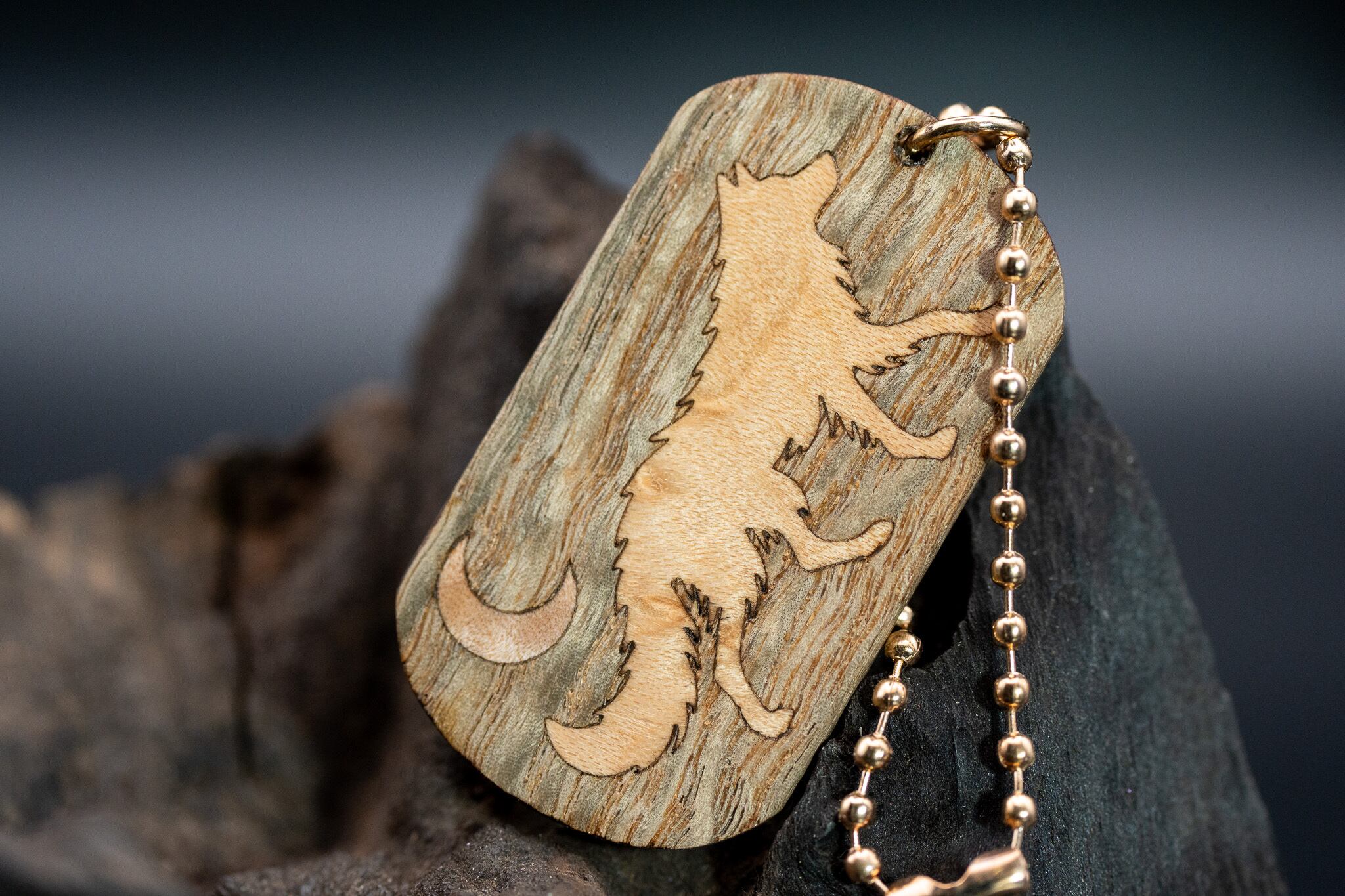 【 地と灰の銘木 】神代タモ ドッグタグ 象嵌 闊歩