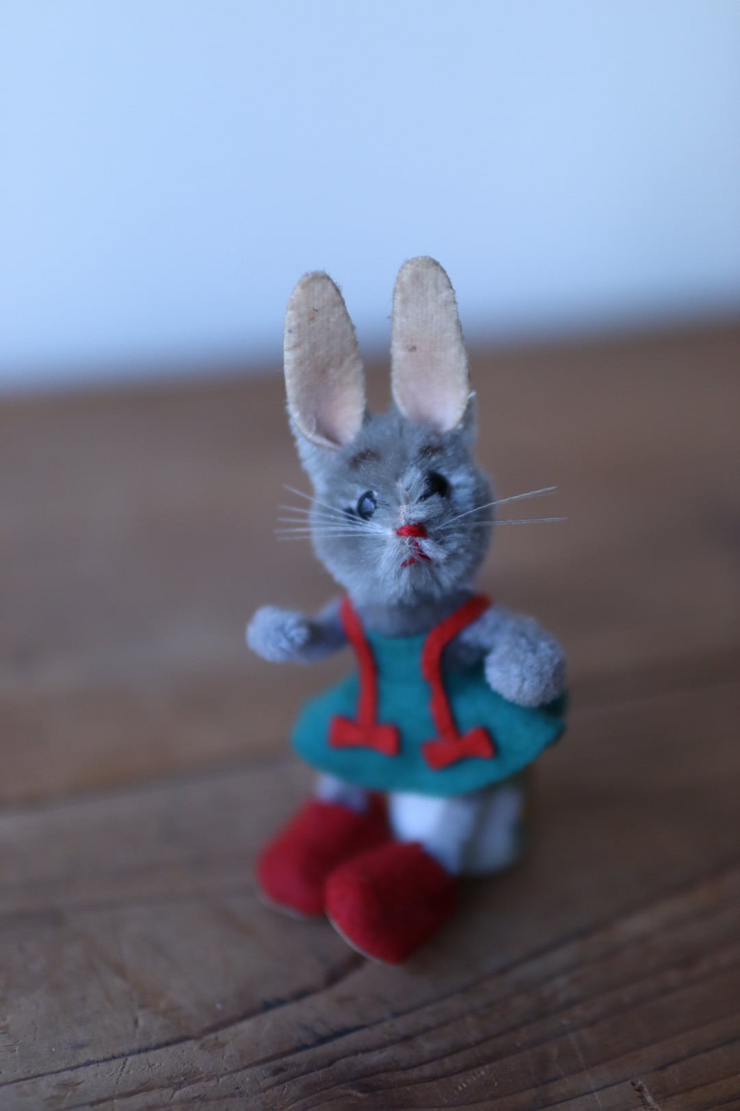 ヴィンテージ シュコー スカートをはいたうさぎ