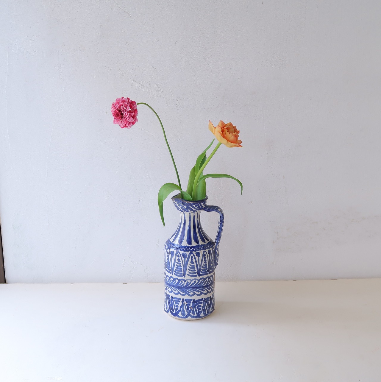 ブルーの水差し