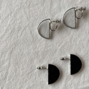 SEMI CIRCLE EARRING / BLACK・ CLEAR
