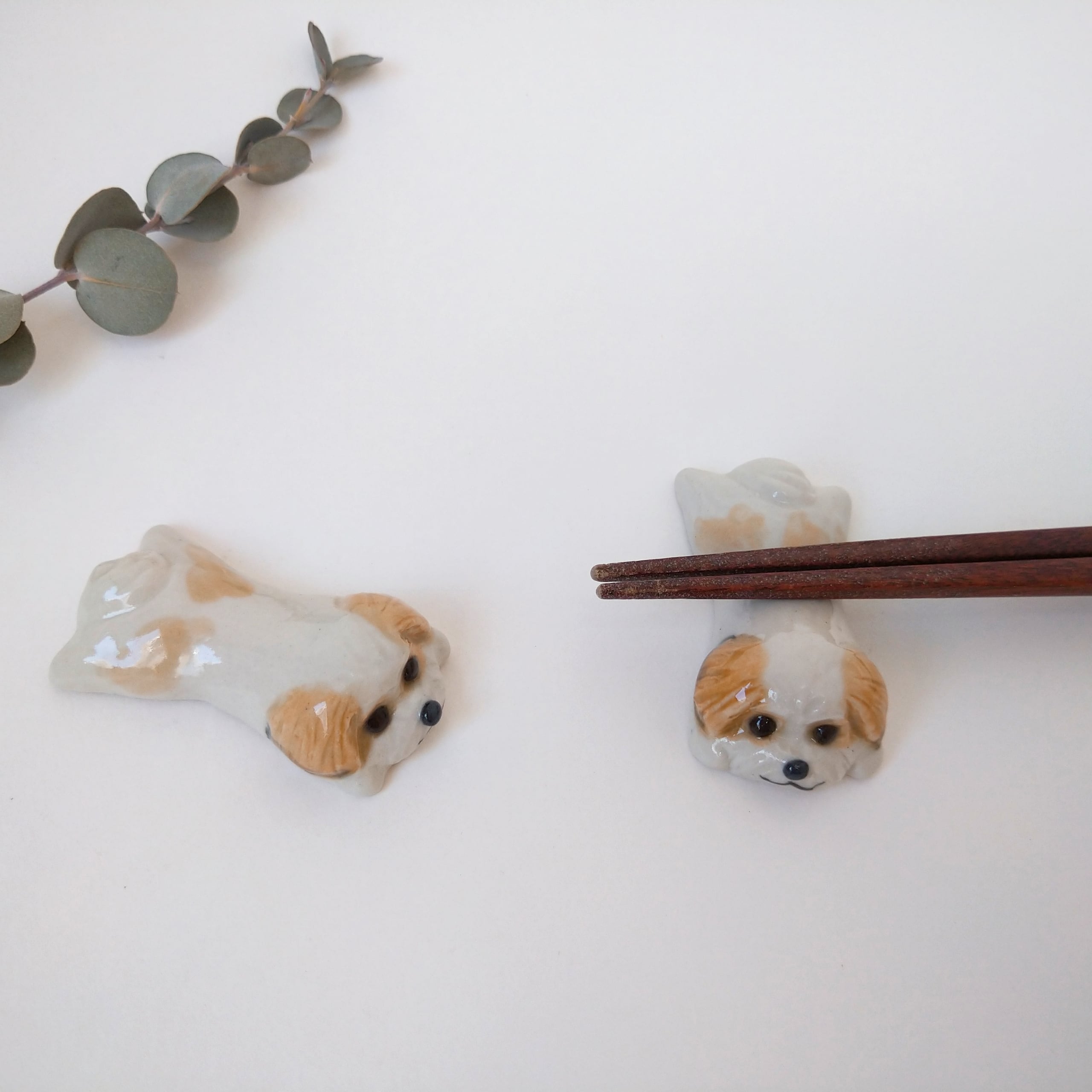 シーズーの箸置き(ホワイトゴールド)伏せ | 陶器のことり