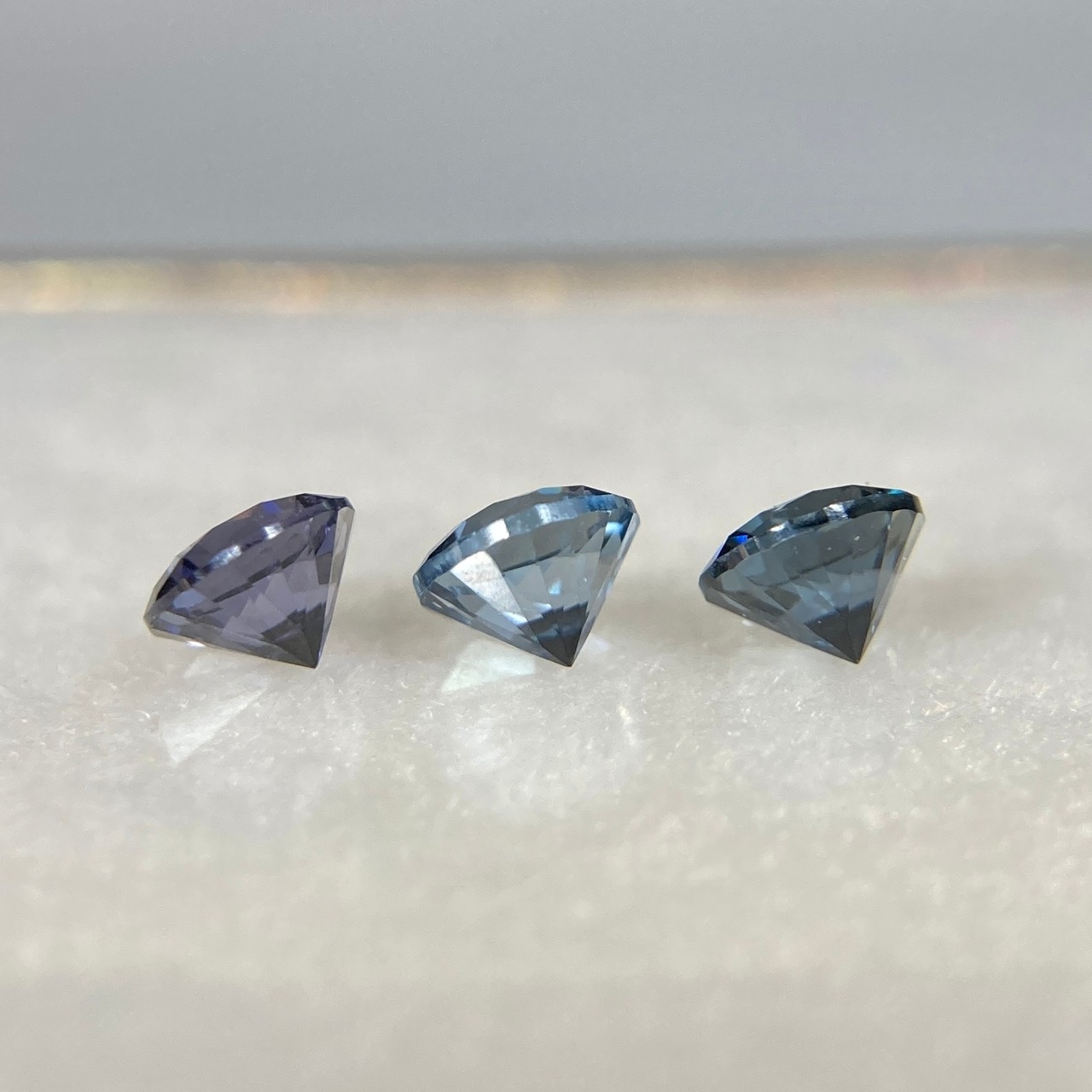 丸いスピネル 3色セット 約3.3-3.4mm r-0440