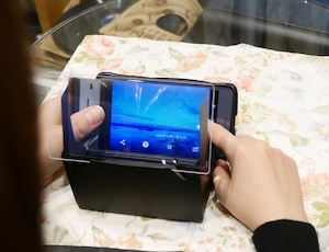 【送料無料】スマホの画面を約２倍に拡大するレンズです！日本製　 全てのスマホ機種に対応！　安心の日本製　組立簡単で何処でも持ち運べます　　　