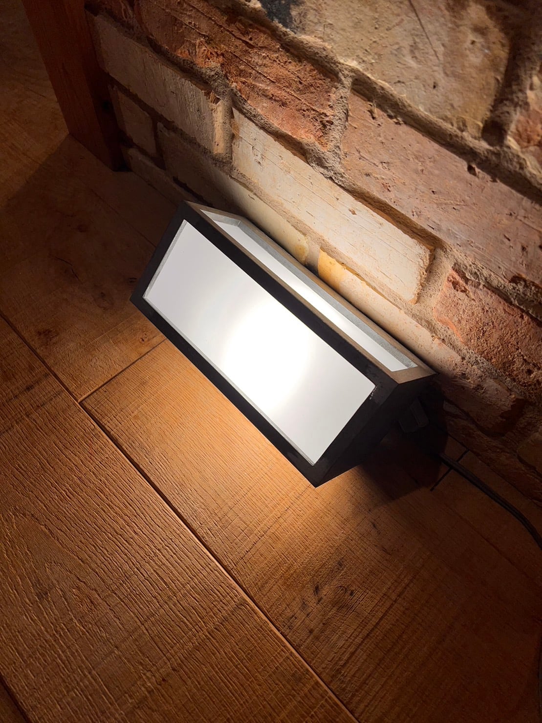 LUXFRAME」 - 光を美しくデザインする、洗練されたアルミニウム LUXFRAME」 - 光を美しくデザインする、洗練されたアルミニウム