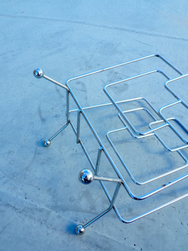 Chrome-plated geometric wireframe magazine rack