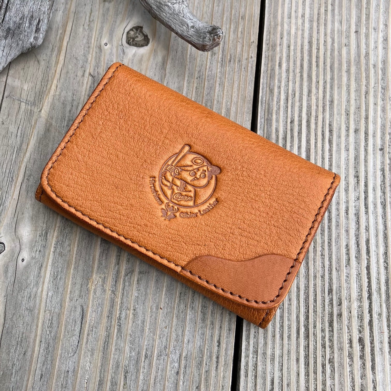 広島東洋カープ×広島ジビエレザー】鹿革名刺入れ｜ヴィンテージ