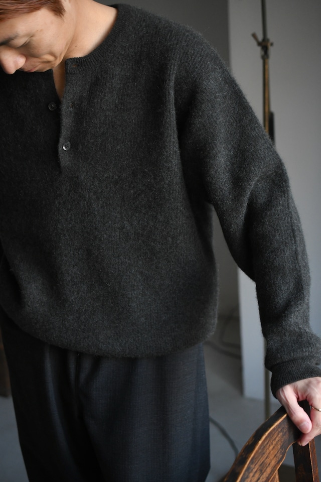 BATONER / CASHMERE FOX HENLEY NECK (Charcoal)